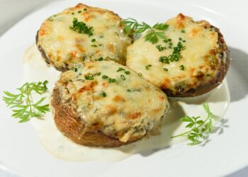 Шампиньоны фаршированные беконом с сырным соусом1
