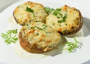 Шампиньоны фаршированные беконом с сырным соусом1